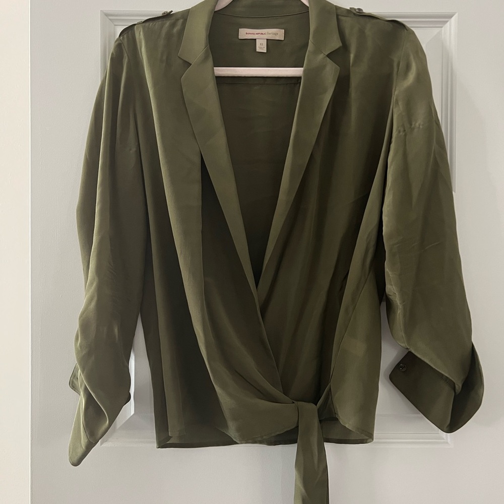 100% silk moss green Banana Republic Heritage shirt. Size XS.
